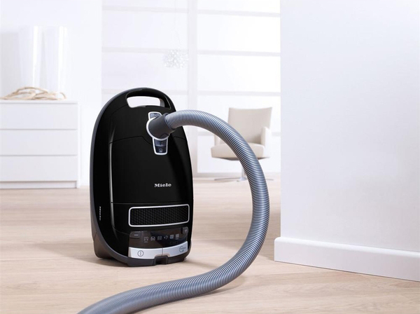 Пылесос Miele SGSA1 Complete C3 Parquet Celebration черный обсидиан фото 2 в Ростове-на-Дону Пылесос Miele SGSA1 Complete C3 Parquet Celebration черный обсидиан фото 2 в Ростове-на-Дону